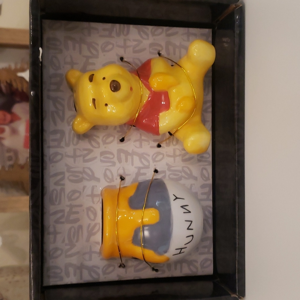 ◇NEW◇ Winnie The Pooh Salt & Pepper Shakers